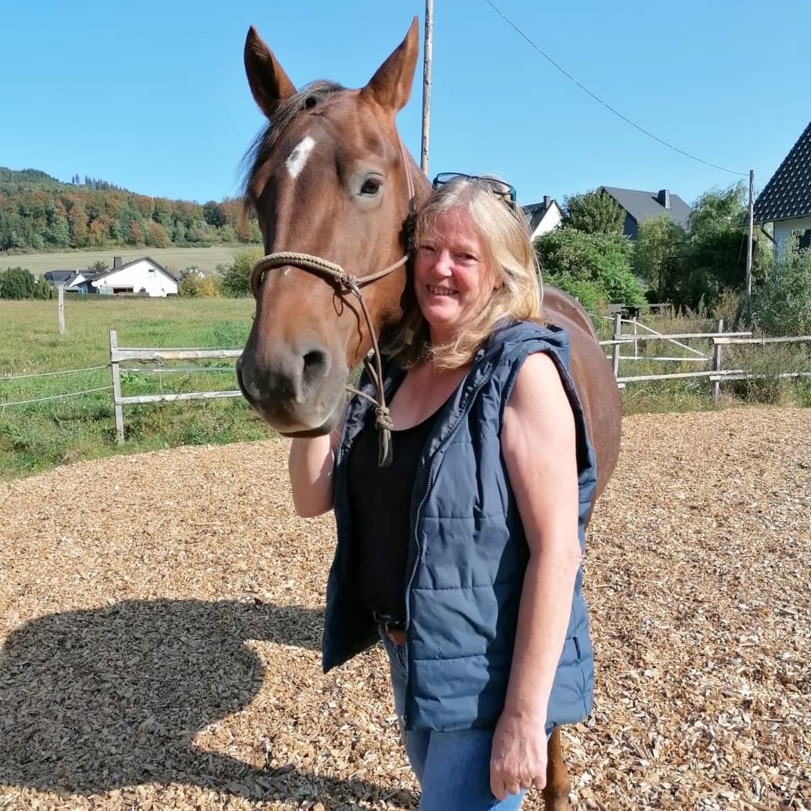 Dorothee Roland-Gelhausen mit einem Pferd